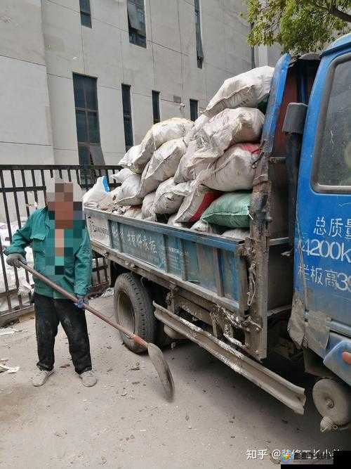 几个装修工人把我压在茶几：这到底是怎么回事